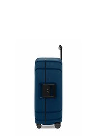 Valigia rigida di colore blu navy con superficie texturizzata, manico telescopico e quattro ruote. Presenta una serratura combinata integrata sulla parte anteriore.