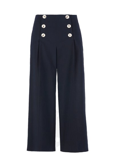 Tengerészkék, magas derekú, bőszárú nadrág hat nagy fehér gombbal, két függőleges sorban az elején.