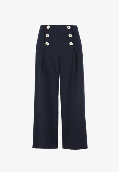 Tengerészkék, magas derekú, bőszárú nadrág hat nagy fehér gombbal, két függőleges sorban az elején.