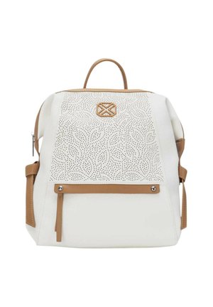 Zaino bianco con dettagli color cuoio, motivo floreale traforato sulla patta frontale, manico superiore e tasca con cerniera frontale.