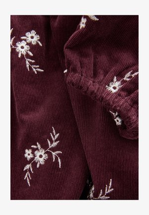 Viininpunainen samettikangaskangas, jossa valkoista kukkaistikkausta; joustavat hihansuut ja herkät lehtikuviot lisäävät rakennetta ja yksityiskohtia.