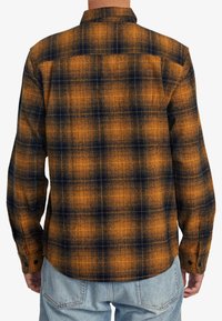 Orange- und Marineblau karierter Hemd mit langen Ärmeln, Knopfmanschetten und klassischem Kragen. Der Stoff hat eine weiche Textur mit einem leicht abgetragenen Aussehen.