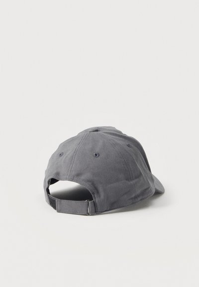 Casquette de baseball en tissu gris vue de dos avec une sangle réglable sur un fond blanc uni.
