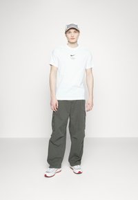 Nike Sportswear TEE - Print T-shirt - white