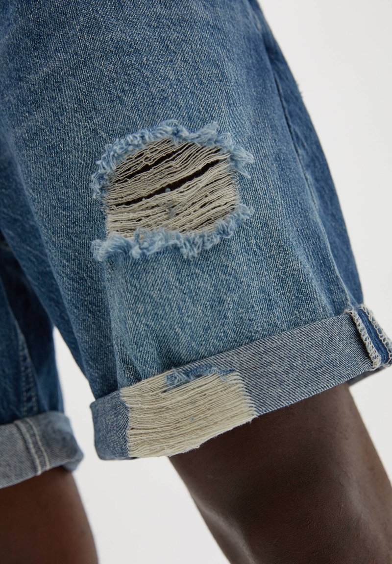 Herren Skinny Fit | PULL&BEAR BERMUDA IM SLIM-FIT MIT ZIERRISSEN Jeans Shorts dark-blue denim - KP18532 Herren Skinny Fit | PULL&BEAR BERMUDA IM SLIM-FIT MIT ZIERRISSEN Jeans Shorts dark-blue denim - KP18532