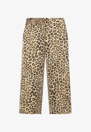 Kalhoty s širokými nohavicemi s béžovým a hnědým vzorem leopardího potisku a přiléhavým pasem na bílém pozadí.