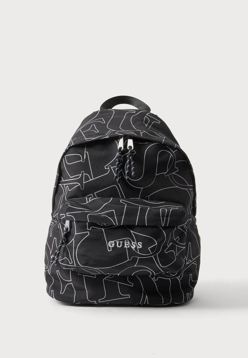 Sac à dos noir avec un design abstrait de lignes blanches, poche avant zippée et logo "GUESS" brodé sur la poche avant.