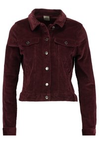 Burgunderrød kordfløjlsjakke med klassisk krave, forlommer, sølvknapper og cropped design med flæsekant.