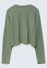 Pull vert côtelé à manches longues, design court, col large et texture uniforme. Le tissu semble doux et extensible.