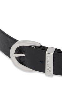 Juodas odinis diržas su tekstūruotu paviršiumi, sidabro spalvos dvigubas D formos sagtis ir metalinė detalė su išgraviruotu prekės ženklu.