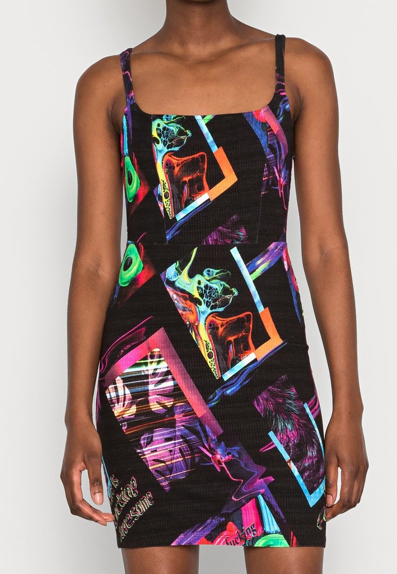 Robe bodycon noire à côtes avec des imprimés abstraits colorés, décolleté carré et fines bretelles. Le tissu texturé apporte de la profondeur.