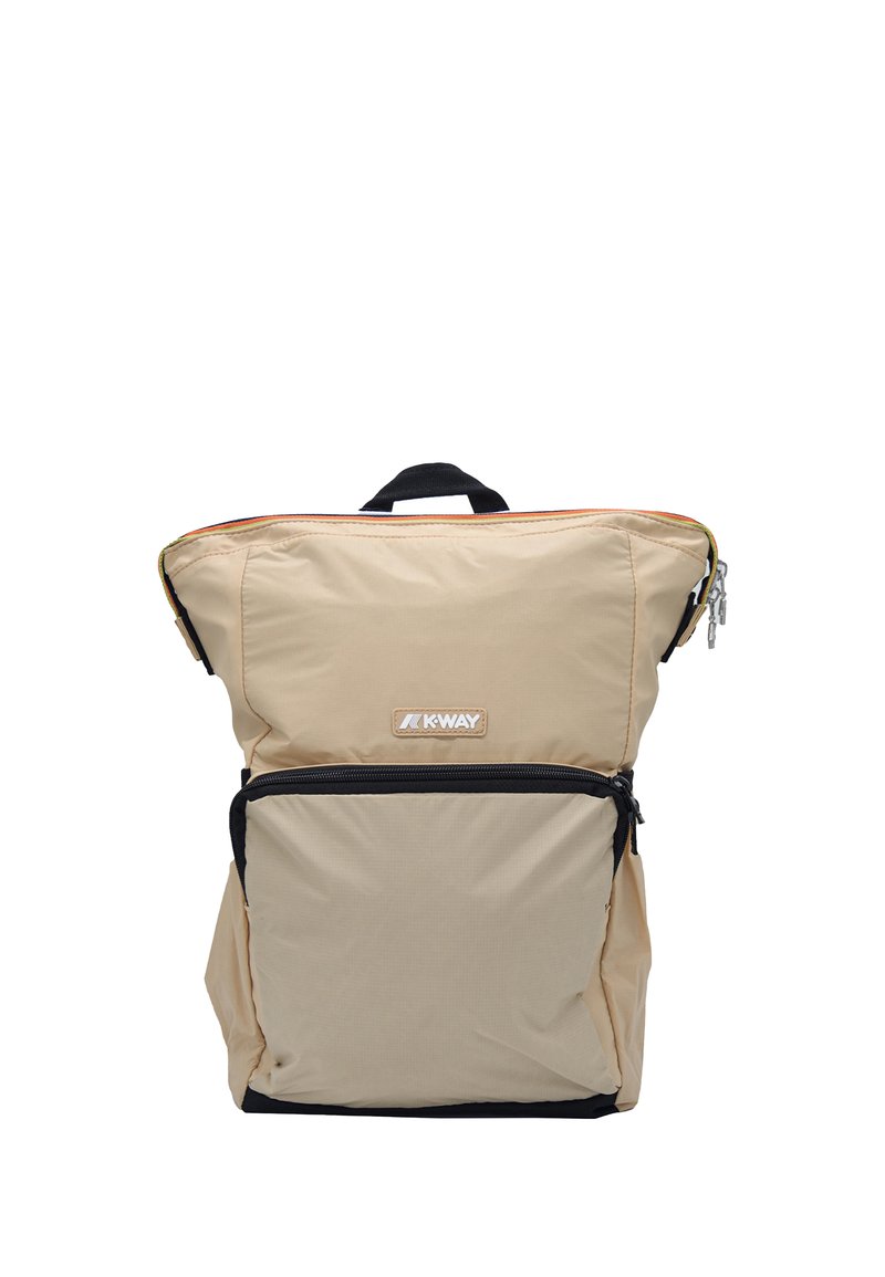 Beżowy plecak z nylonu o składanym topie, z przednią kieszenią na zamek błyskawiczny i czarnymi akcentami. Posiada uchwyt na górze do przenoszenia.
