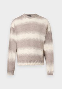 Pull en maille à rayures beiges et marron clair, manches longues, poignets et ourlet côtelés, présenté sur un fond blanc.