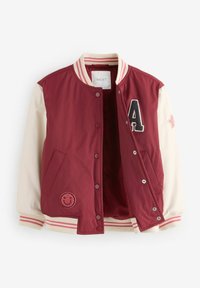 Rød og creme varsity jakke med trykknapper, stribet krave og manchetter, sort bogstav A patch, en lyserød stjerne patch og en smiley face patch.