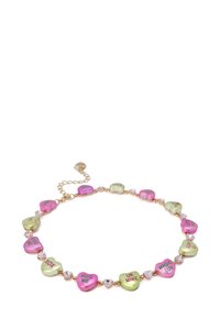 Godis hjärt-halsbandet har rosa och gröna hjärtformade berlocker med ord, accentuerade av guldfärgad hårdvara och glänsande kristaller.