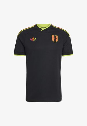 Černý sportovní dres se žlutozeleným lemováním, vícebarevné logo Adidas na pravé straně hrudi a oranžovožlutý štít s nápisem "FPF" na levé straně hrudi.