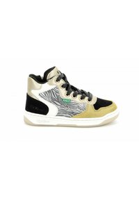 Zapatilla alta que presenta una combinación de gamuza negra, dorada y de rayas de cebra gris, con una entresuela blanca y cordones negros. Logo destacado de Kickers.