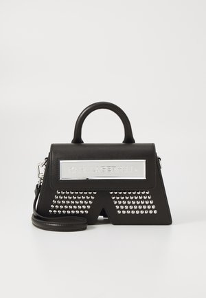 Czarna skórzana torebka z górnym uchwytem i srebrnymi ćwiekami, z srebrną plakietką z napisem "Karl Lagerfeld" z przodu.