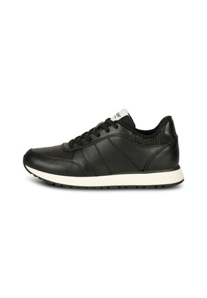Czarny skórzany sneaker z białą podeszwą, czarnymi sznurowadłami, przeszyciami oraz wyściełanym kołnierzem, pokazany z profilu na białym tle.