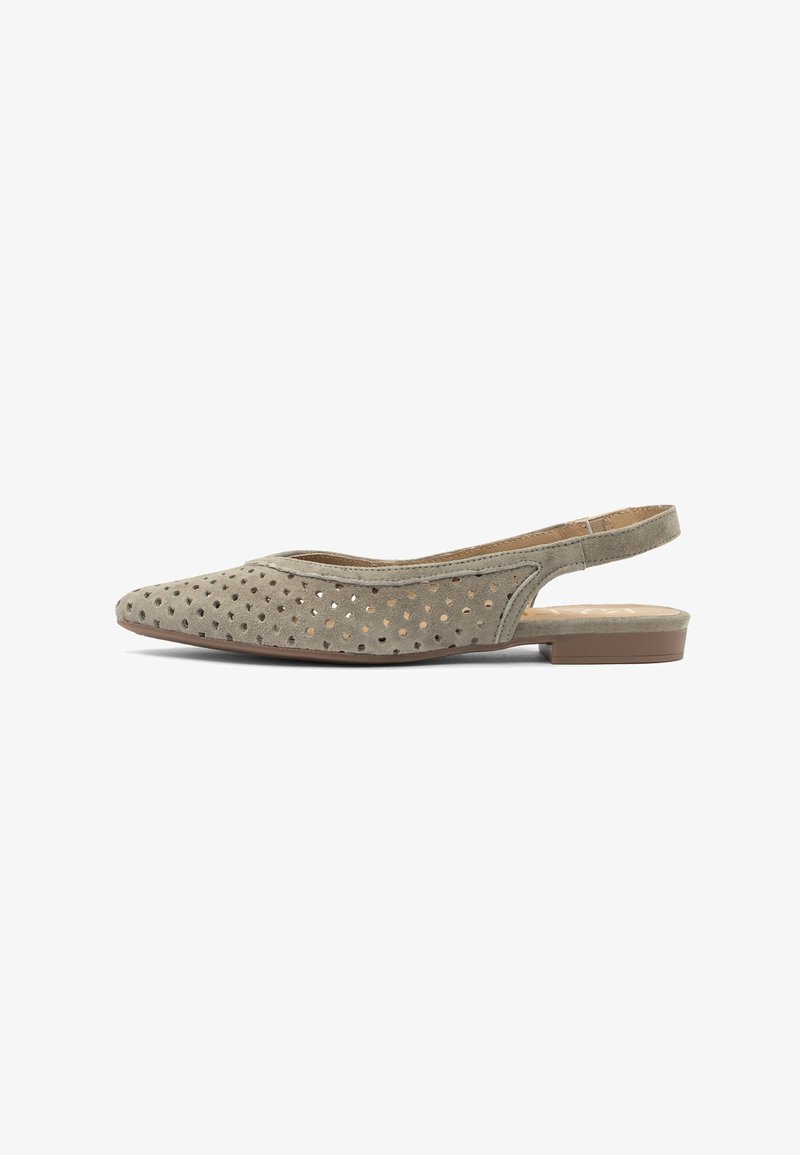 Zapato plano slingback de ante beige con parte superior perforada y puntera puntiaguda, con un tacón bajo apilado y una correa trasera abierta.