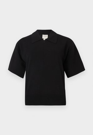 Polo noir à manches courtes avec un col structuré et une encolure zippée. Confectionné dans un tissu lisse et léger avec un ourlet ajusté.