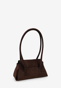 Bolso de ante marrón con un diseño estructurado, dos asas largas y una parte superior plana que se pliega. Presenta acentos negros a lo largo de los bordes.