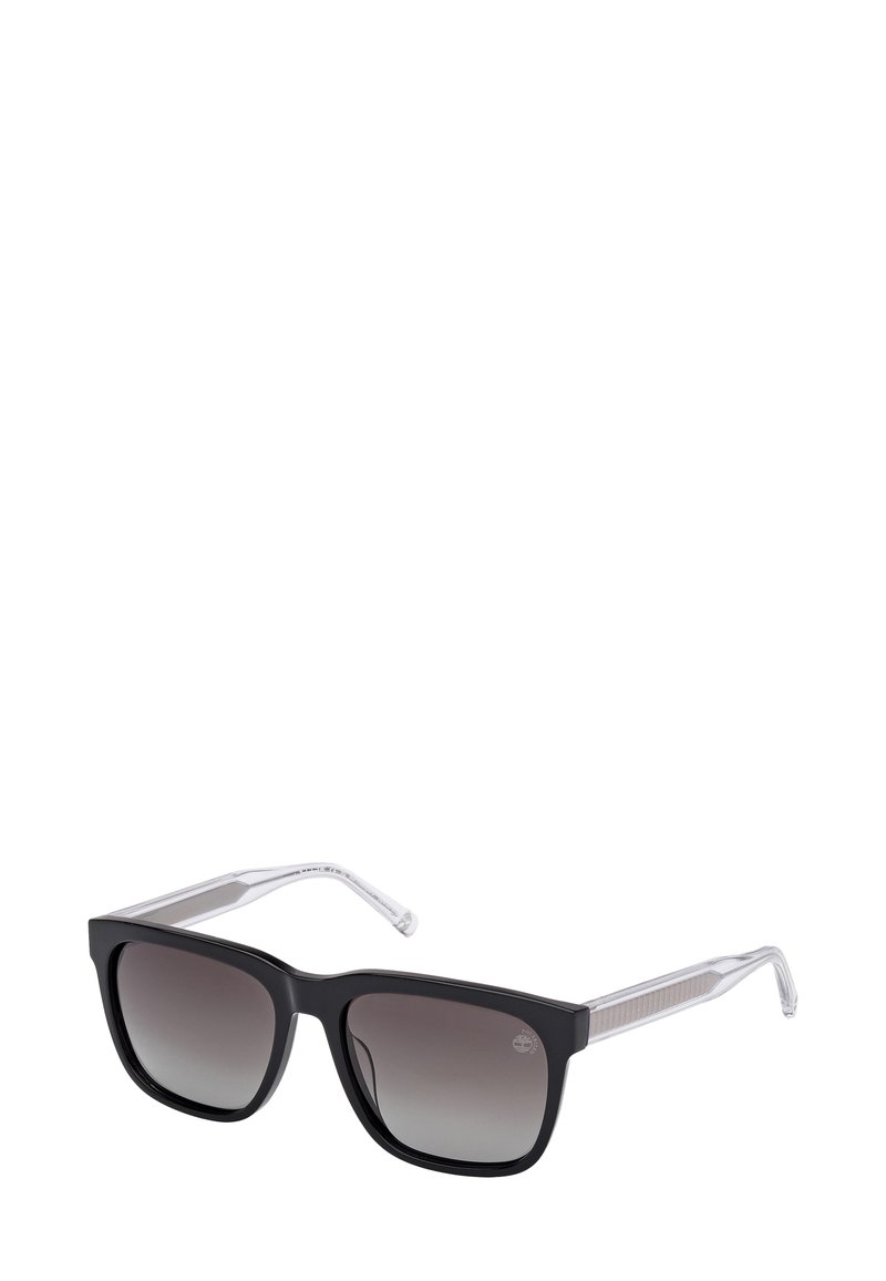 Svarta rektangulära solglasögon med gradient mörka linser och transparenta skalmar placerade på en vit bakgrund.