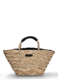 Cesta de paja tejida de forma ovalada y amplia, de color beige natural y con asas de tela negras. Presenta un acento negro de marca.
