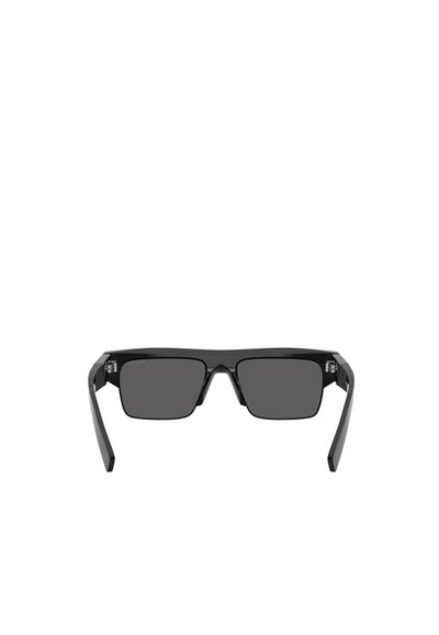 Lunettes de soleil rectangulaires noires avec une monture épaisse et des verres foncés, vues de face sur un fond blanc.