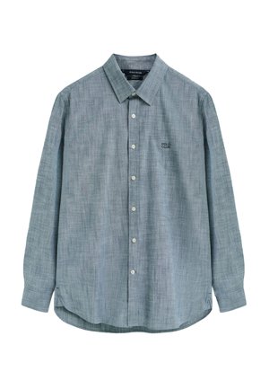 Camisa de manga larga en gris claro con cuello, siete botones blancos y un pequeño logo "Polo Club" en el pecho izquierdo.