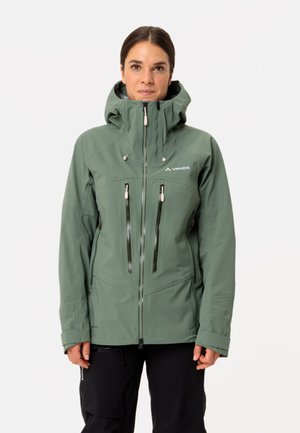 Groene waterdichte jas met een hoge kraag en verstelbare capuchon. Voorzien van ritszakken, een tweezijdige ritssluiting en elastische manchetten.
