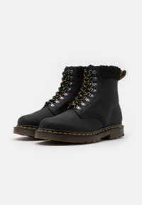 Dr. Martens Stivaletti stringati - black