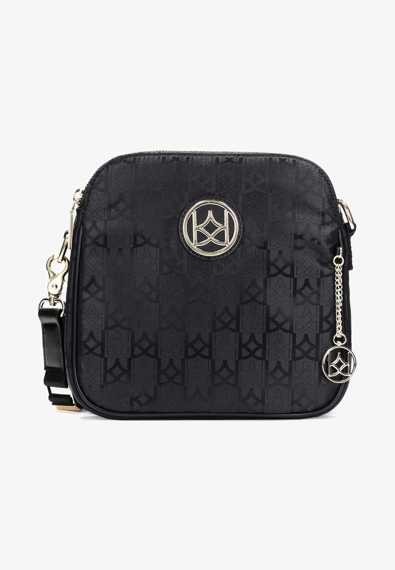 Borsa a tracolla nera con tessuto a motivo geometrico, emblema con logo argentato, chiusura con zip e un piccolo charm appeso alla cerniera.