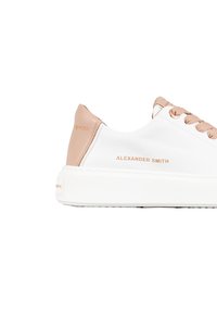 Sneaker bianco in pelle con dettagli rosa chiaro, punta rotonda e lacci tono su tono. Caratterizzato da logo inciso sul lato e una suola bianca chunky.