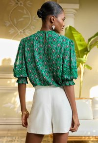 Love & Roses FLORAL PRINT 3/4 SLEEVE REGULAR FIT - Blūze - green floral