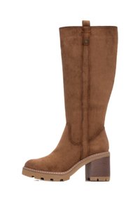 Stivali in suede marrone fino al ginocchio con tacco alto, collo testurizzato e dettagli sul fondo in contrasto. Cerniera laterale per indossarli facilmente.