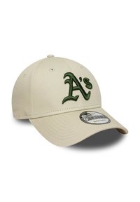 Gorra de béisbol color caqui con el logotipo bordado en verde de los "A's", visera curva y correa ajustable. Fabricada con una tela de textura suave.