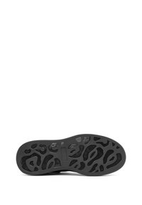 Zwarte rubberen zool met een getextureerd leopardprintpatroon. Heeft een taps toelopende vorm en een platte, flexibele uitvoering.