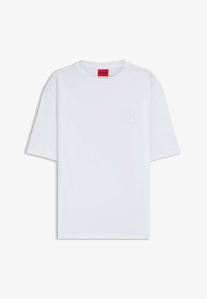 Biała koszulka z krótkim rękawem z okrągłym dekoltem i wytłoczonym logo "HUGO" na klatce piersiowej. Wykonana z gładkiej bawełny.