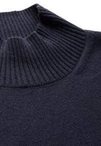 Marinblå tröja med hög ribbad krage, som har en slät textur och ett subtilt stickat mönster över hela kroppen.