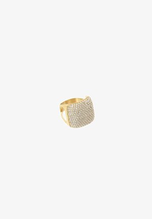 Gouden ring met een breed, vierkant vlak bedekt met meerdere kleine witte diamanten, open band op een witte achtergrond.