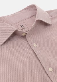Camicia a righe rossa e bianca con colletto button-down, dotata di due bottoni crema sulla placca e un'etichetta con scritto "Boggi."
