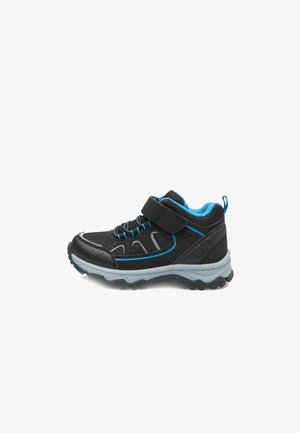 Zapatilla deportiva negra con acentos azules, con una correa de Velcro, parte superior de sintético texturizado y suela de goma gris resistente.
