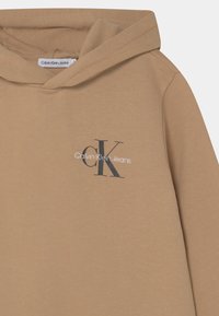 Calvin Klein Jeans SMALL MONOGRAM HOODIE UNISEX - Sweatshirt com capuz - tawny sand