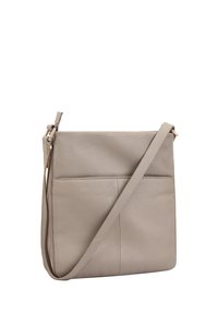 Taupe leren crossbodytas met een voorzak, gouden rits aan de zijkant en een verstelbare schouderband.