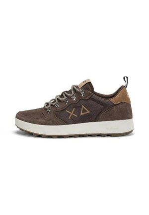Sneaker casual marrone e beige con suola bianca, occhielli in metallo, lacci a motivo e design a "X" e triangolo cuciti sul lato.