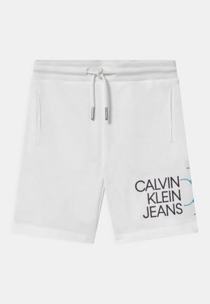 Białe bawełniane szorty z elastycznym pasem na sznurku, bocznymi kieszeniami oraz nadrukowanym logo "CALVIN KLEIN JEANS" w kolorze niebieskim i czarnym.