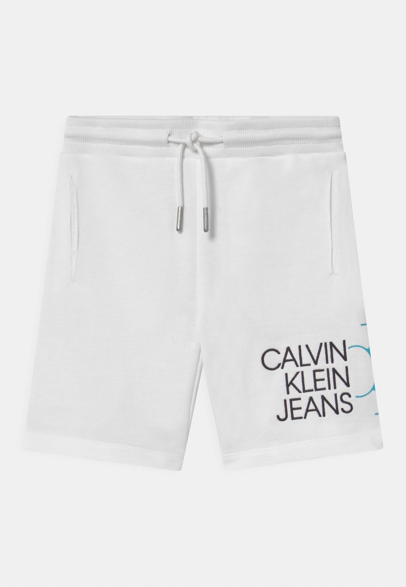 Bílé bavlněné šortky s elastickým pasem na šňůrku, bočními kapsami a potiskem logo "CALVIN KLEIN JEANS" v modré a černé barvě.