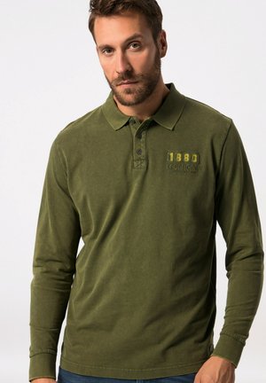 Langärmliges Poloshirt aus olivgrünem Baumwollstoff mit Kragen, drei Knöpfen und gesticktem "1880 LEGENDARY"-Logo auf der Brust.