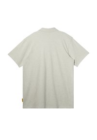 Světle šedé polo tričko s krátkými rukávy, vybavené klasickým límečkem a bočním štítkem. Hladká textura, jednoduchý design, bez vzorů nebo akcentů.